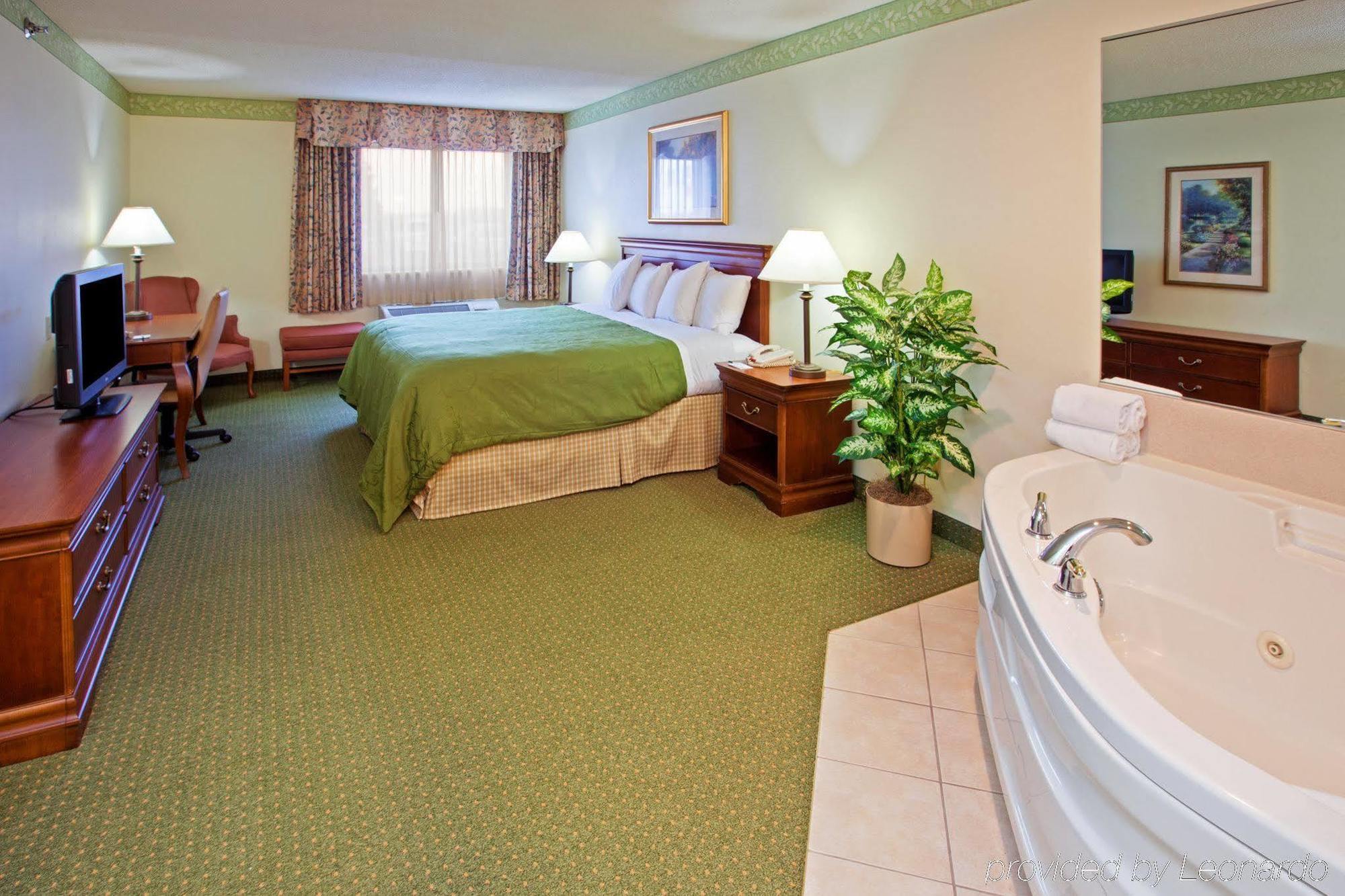 Baymont By Wyndham Mishawaka South Bend Area Hotel Екстериор снимка